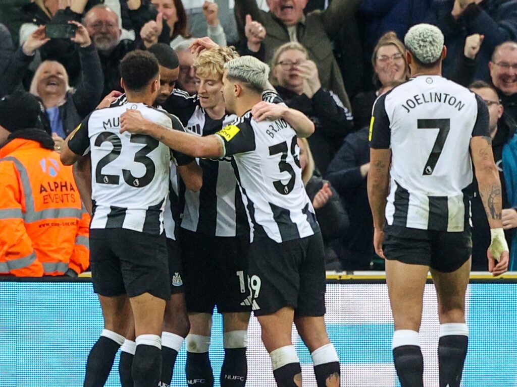 Premier League Weekend Preview: 10 Eye opening Moments. 3 Isak celebrating with Newcastle teammates