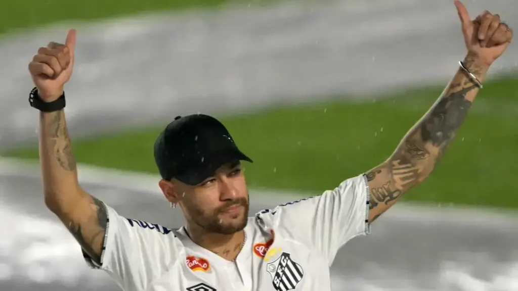 Neymar Junior's Comeback: A Defensive Midfield Dream for Santos and Brazil. 1 Neymar in Santos Shirt