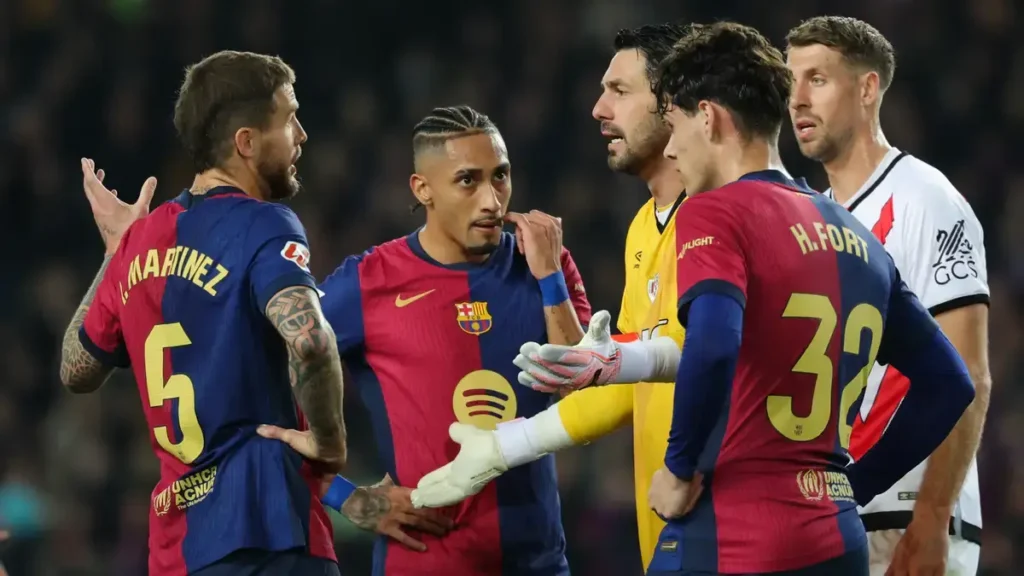 Dominant Barcelona Reclaims La Liga Summit with Lewandowski's Decisive Penalty 4 Barcelona Players sharing Ideas