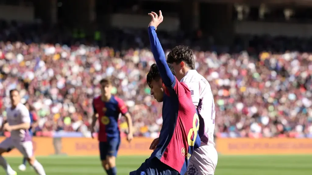 Unstoppable Lewandowski Destroys Girona! Barcelona’s Thrilling Victory Restores La Liga Dominance 2 Barcelona's midfield