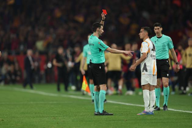 Koundé's Killer Strike: Barcelona's Dramatic Copa del Rey Triumph Over Real Madrid 6 Real Madrid’s Players against Referre