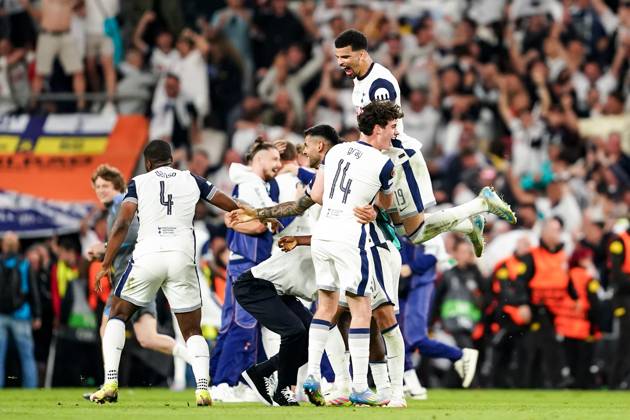Stunning Tottenham Triumph: Spurs Snatch Europa League Glory from Manchester United in Bilbao Thriller 6 Tottenham players celebrating